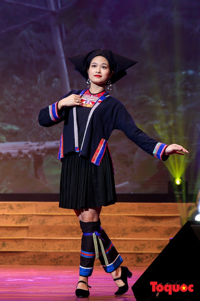 Chiêm ngưỡng màn trình diễn của các cô gái dân tộc vùng Đông Bắc trong trang phục truyền thống  - Ảnh 8.
