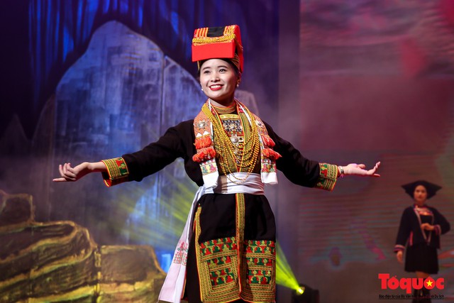 Chiêm ngưỡng màn trình diễn của các cô gái dân tộc vùng Đông Bắc trong trang phục truyền thống  - Ảnh 3.