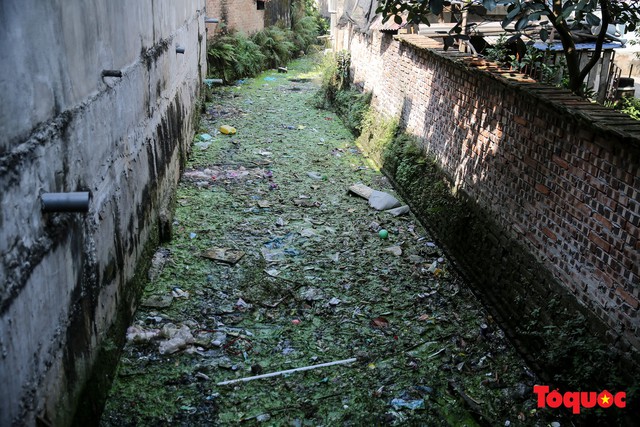 Hà Đông: Dân kêu than vì ô nhiễm rãnh nước thải nhiều năm vẫn chưa được xử lý - Ảnh 9.