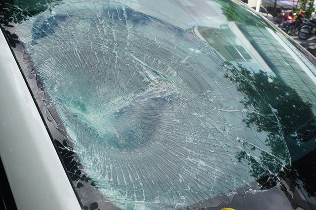 Người đàn ông đập phá ô tô trên phố có biểu hiện “ngáo đá” - Ảnh 1.