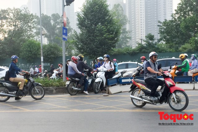 Né tắc đường, người dân Thủ đô không ngại tập thể dục buổi sáng bằng cách dắt xe máy hàng trăm mét - Ảnh 9.