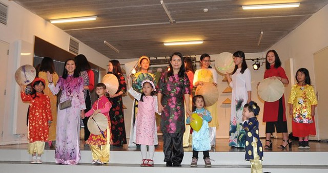 Thắm đượm tà áo dài Việt trong Ngày hội gia đình Việt Nam tại Bỉ - Ảnh 1.