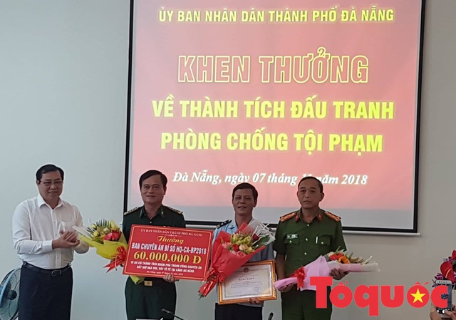Chủ tịch Đà Nẵng khen thưởng Ban chuyên án vụ bắt 10 tấn ngà voi nhập lậu - Ảnh 1.