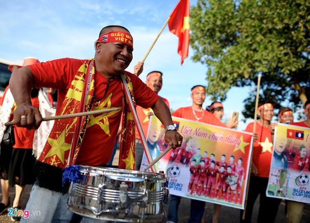 CĐV Việt Nam nhuộm đỏ sân vận động Quốc gia Lào trước giờ bóng lăn - Ảnh 4.