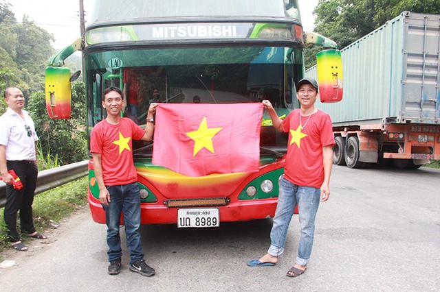 CĐV Việt Nam nhuộm đỏ sân vận động Quốc gia Lào trước giờ bóng lăn - Ảnh 6.