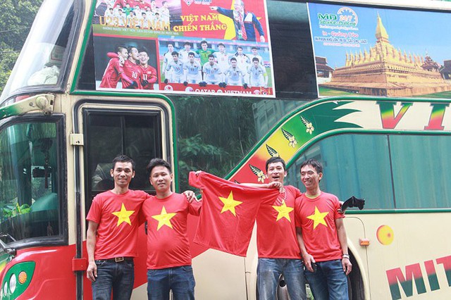 CĐV Việt Nam nhuộm đỏ sân vận động Quốc gia Lào trước giờ bóng lăn - Ảnh 5.