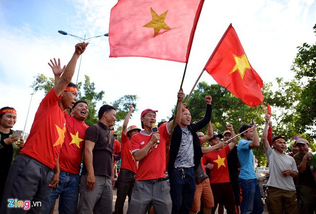 CĐV Việt Nam nhuộm đỏ sân vận động Quốc gia Lào trước giờ bóng lăn - Ảnh 3.