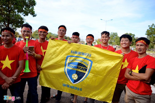 CĐV Việt Nam nhuộm đỏ sân vận động Quốc gia Lào trước giờ bóng lăn - Ảnh 1.