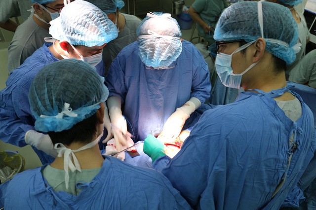 Phẫu thuật hơn 5 tiếng đồng hồ cắt thành công khối u lớn trong gan - Ảnh 1.