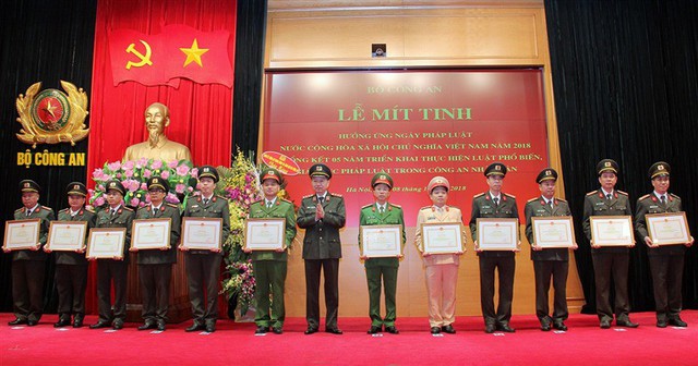 Bộ trưởng Tô Lâm dự lễ tổng kết 05 năm triển khai thi hành Luật Phổ biến, giáo dục pháp luật trong Công an nhân dân - Ảnh 2.