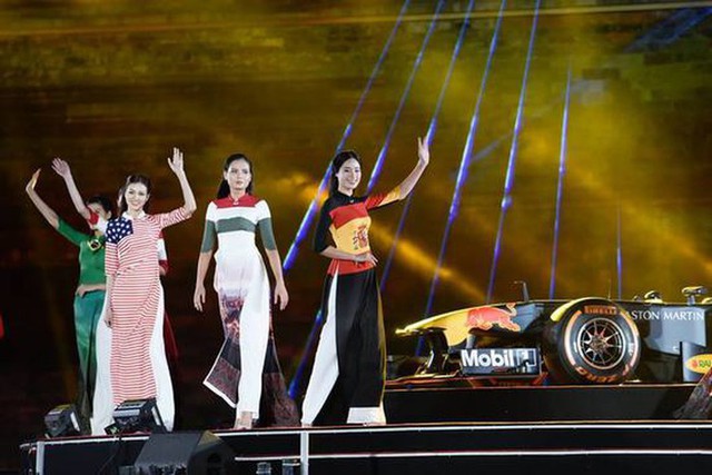 Ấn tượng với 22 áo dài quốc kỳ tại lễ công bố đăng cai tổ chức giải đua xe công thức 1 - Ảnh 1.