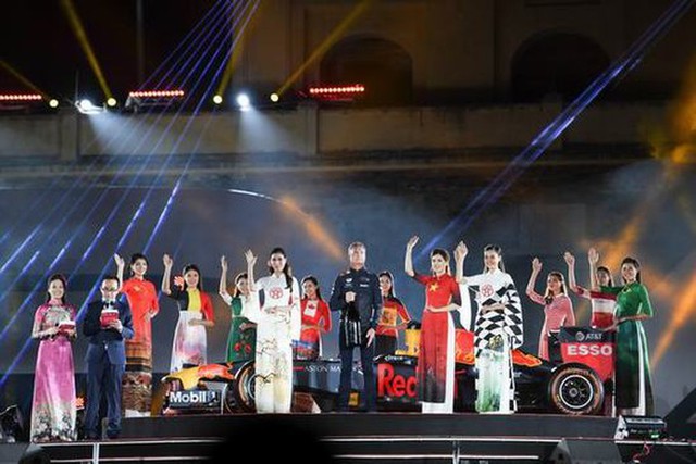 Ấn tượng với 22 áo dài quốc kỳ tại lễ công bố đăng cai tổ chức giải đua xe công thức 1 - Ảnh 3.