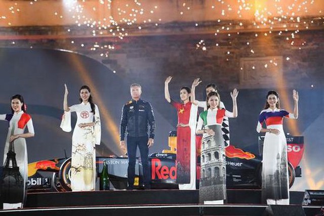 Ấn tượng với 22 áo dài quốc kỳ tại lễ công bố đăng cai tổ chức giải đua xe công thức 1 - Ảnh 6.