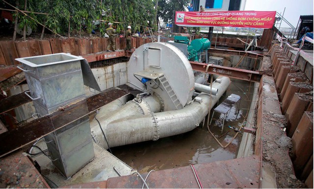 TPHCM ứng kinh phí thuê siêu máy bơm chống ngập đường Nguyễn Hữu Cảnh - Ảnh 1.