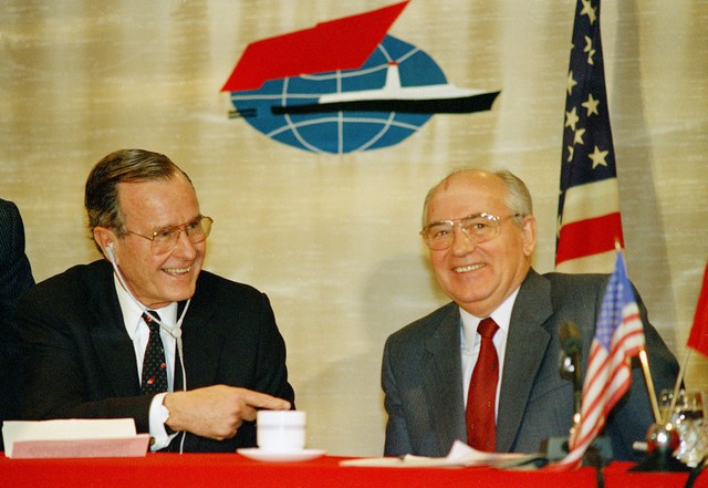Cựu Tổng thống Mỹ George HW Bush qua đời: Những thành tích đối ngoại ấn tượng - Ảnh 2.