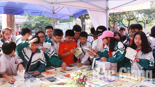 Tri ân, cấp thẻ bạn đọc miễn phí tại Triển lãm Tôn vinh sách và văn hóa đọc tại Bắc Giang  - Ảnh 1.