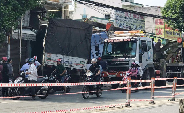 Xe tải lao lên vỉa hè tông sập 2 nhà dân sau tiếng nổ lớn - Ảnh 2.