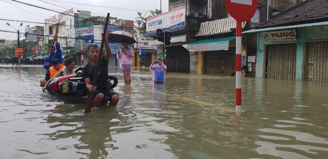 Quảng Nam nhiều nơi ngập sâu do mưa lớn - Ảnh 9.