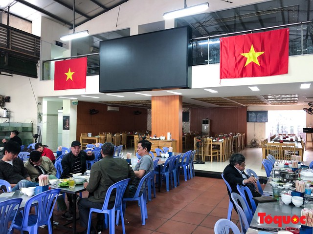 Hàng quán trang hoàng, tung chiêu câu khách trước thềm chung kết Việt Nam - Malaysia - Ảnh 7.