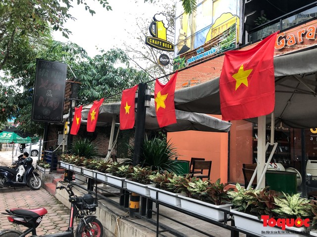 Hàng quán trang hoàng, tung chiêu câu khách trước thềm chung kết Việt Nam - Malaysia - Ảnh 3.