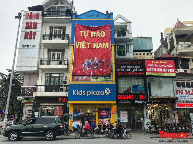 Hàng quán trang hoàng, tung chiêu câu khách trước thềm chung kết Việt Nam - Malaysia - Ảnh 1.