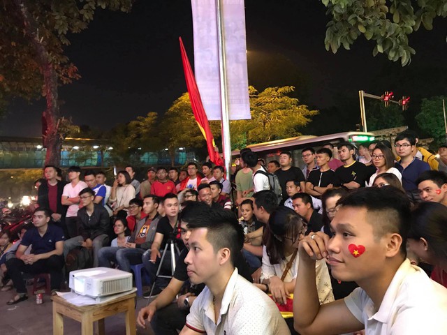 Hàng quán trang hoàng, tung chiêu câu khách trước thềm chung kết Việt Nam - Malaysia - Ảnh 12.