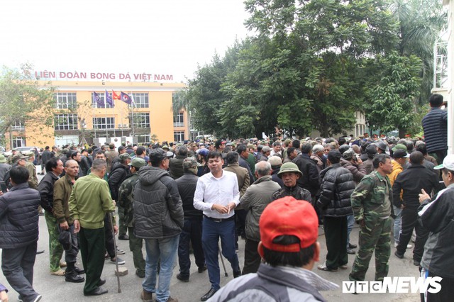 Tân Phó chủ tịch Liên đoàn Bóng đá Việt Nam nói gì với cả trăm thương binh đến trụ sở đòi mua vé trận chung kết lượt về AFF Cup? - Ảnh 1.