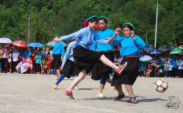 Sau trận chung kết lượt đi AFF SUZUKI Cup 2018 Việt Nam và Malaysia, dân mạng phát cuồng với các cô gái Bình Liêu - Ảnh 3.