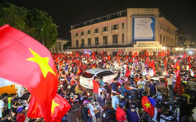 Hà Nội không thiếu địa điểm để có thể cổ vũ cho Đội tuyển Quốc gia Việt Nam mà vẫn có những màn selfie cực chất - Ảnh 1.