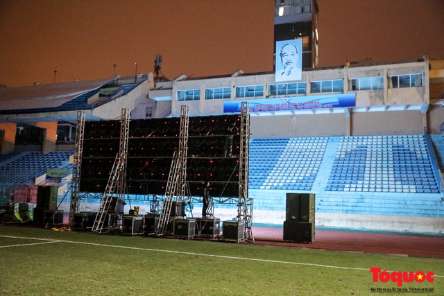 Trắng đêm cùng hội CĐV bóng đá chuẩn bị cho chảo lửa Hàng Đẫy trước thềm chung kết lượt đi AFF Cup 2018 Việt Nam - Malaysia  - Ảnh 8.