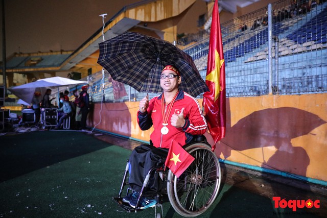 CĐV đội mưa, vượt rét, tiếp lửa cho Đội tuyển Việt Nam trong trận chung kết lượt đi AFF Cup 2018 - Ảnh 7.