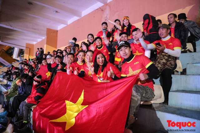 CĐV đội mưa, vượt rét, tiếp lửa cho Đội tuyển Việt Nam trong trận chung kết lượt đi AFF Cup 2018 - Ảnh 4.