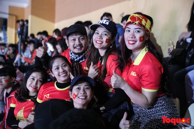 CĐV đội mưa, vượt rét, tiếp lửa cho Đội tuyển Việt Nam trong trận chung kết lượt đi AFF Cup 2018 - Ảnh 6.