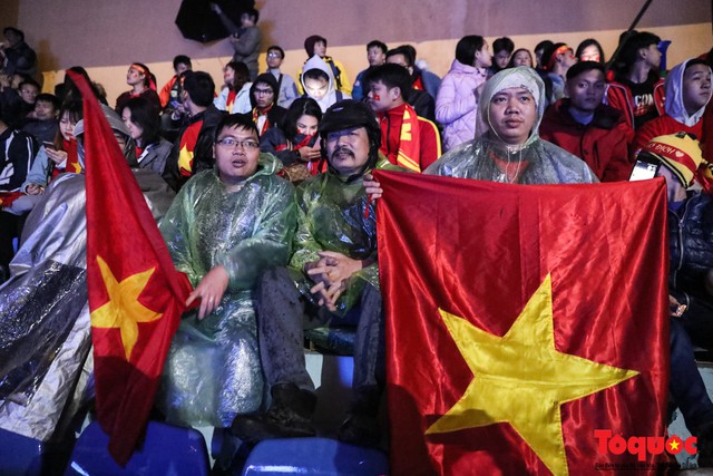 CĐV đội mưa, vượt rét, tiếp lửa cho Đội tuyển Việt Nam trong trận chung kết lượt đi AFF Cup 2018 - Ảnh 12.