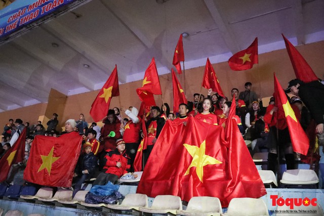 CĐV đội mưa, vượt rét, tiếp lửa cho Đội tuyển Việt Nam trong trận chung kết lượt đi AFF Cup 2018 - Ảnh 3.