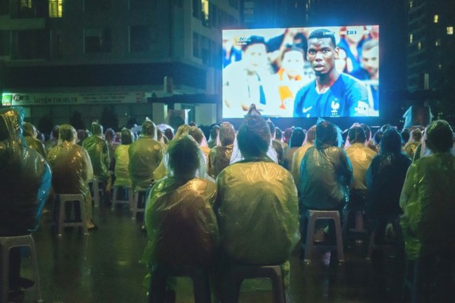 Vingroup tổ chức xem bóng đá qua màn hình lớn cho cư dân  - Ảnh 1.