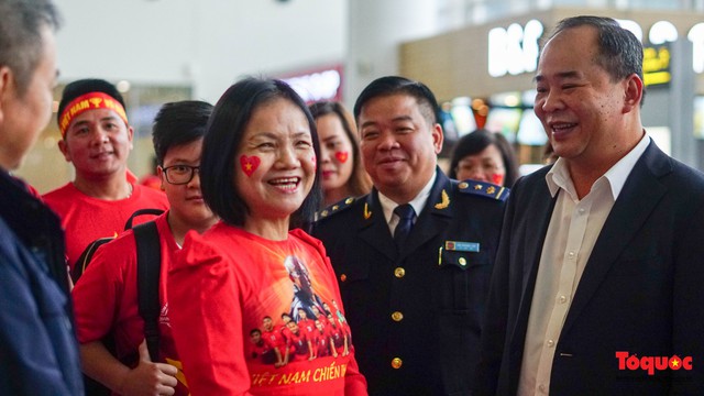 Chủ tịch VFF Lê Khánh Hải cùng hàng ngàn CĐV lên đường tới Malaysia cổ vũ cho Đội tuyển Việt Nam - Ảnh 5.