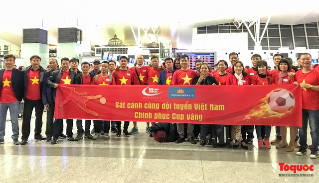 Hàng ngàn cổ động viên mang cờ đỏ sao vàng lên đường tiếp lửa cho tuyển Việt Nam - Ảnh 3.