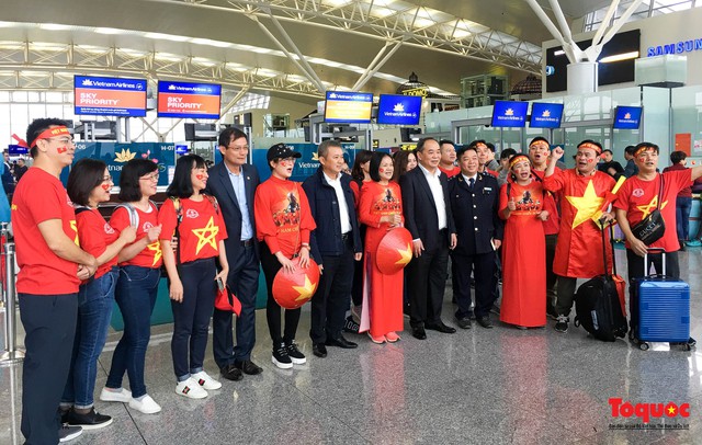 Chủ tịch VFF Lê Khánh Hải cùng hàng ngàn CĐV lên đường tới Malaysia cổ vũ cho Đội tuyển Việt Nam - Ảnh 6.