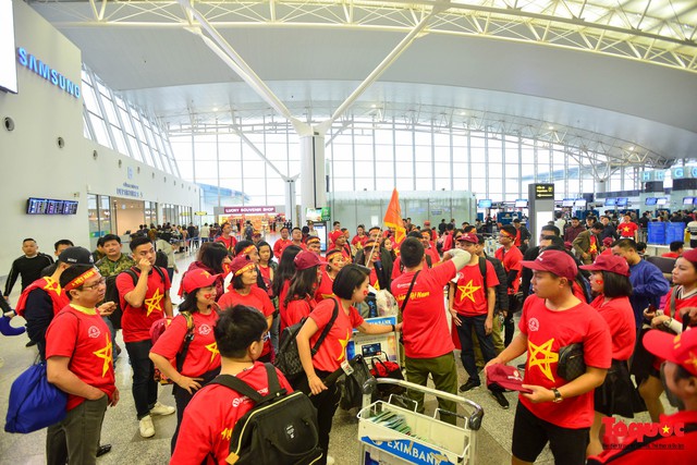 Hàng ngàn cổ động viên mang cờ đỏ sao vàng lên đường tiếp lửa cho tuyển Việt Nam - Ảnh 5.