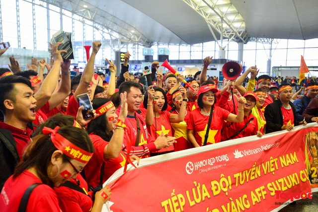 Hàng ngàn cổ động viên mang cờ đỏ sao vàng lên đường tiếp lửa cho tuyển Việt Nam - Ảnh 6.