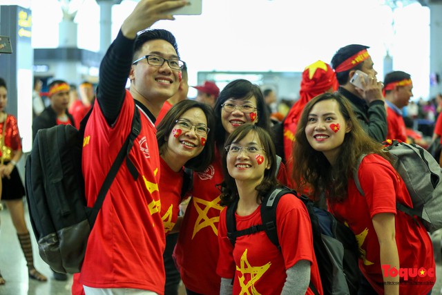 Hàng ngàn cổ động viên mang cờ đỏ sao vàng lên đường tiếp lửa cho tuyển Việt Nam - Ảnh 13.