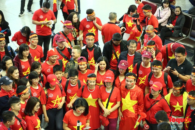 Hàng ngàn cổ động viên mang cờ đỏ sao vàng lên đường tiếp lửa cho tuyển Việt Nam - Ảnh 2.