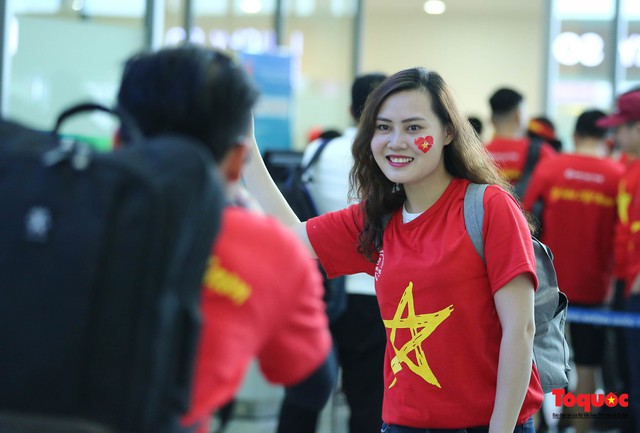 Hàng ngàn cổ động viên mang cờ đỏ sao vàng lên đường tiếp lửa cho tuyển Việt Nam - Ảnh 4.