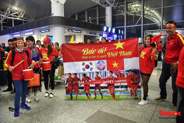Hàng ngàn cổ động viên mang cờ đỏ sao vàng lên đường tiếp lửa cho tuyển Việt Nam - Ảnh 8.