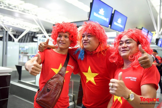 Hàng ngàn cổ động viên mang cờ đỏ sao vàng lên đường tiếp lửa cho tuyển Việt Nam - Ảnh 9.