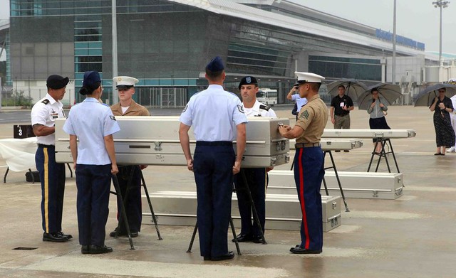 Lễ hồi hương hài cốt quân nhân Mỹ lần thứ 147 tại sân bay quốc tế Đà Nẵng - Ảnh 3.