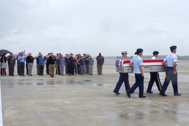 Lễ hồi hương hài cốt quân nhân Mỹ lần thứ 147 tại sân bay quốc tế Đà Nẵng - Ảnh 4.