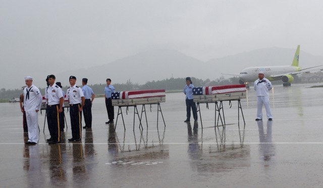 Lễ hồi hương hài cốt quân nhân Mỹ lần thứ 147 tại sân bay quốc tế Đà Nẵng - Ảnh 1.