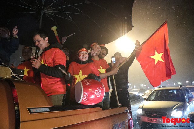 Nhìn những hình ảnh CĐV bất chấp mưa rét, đổ ra đường cổ vũ chắc chắn các cầu thủ Việt Nam sẽ càng sung hơn trong trận chung kết lượt về AFF Cup - Ảnh 1.